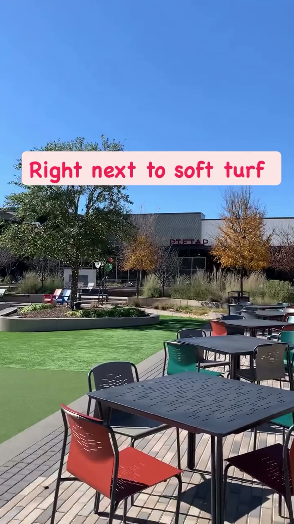 Restaurantes del DFW donde los niños juegan mientras tú sí comes